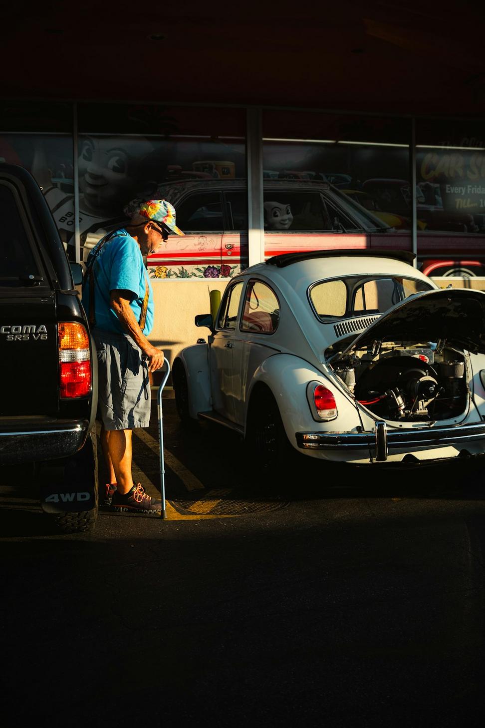 Mechanic consulting with customer